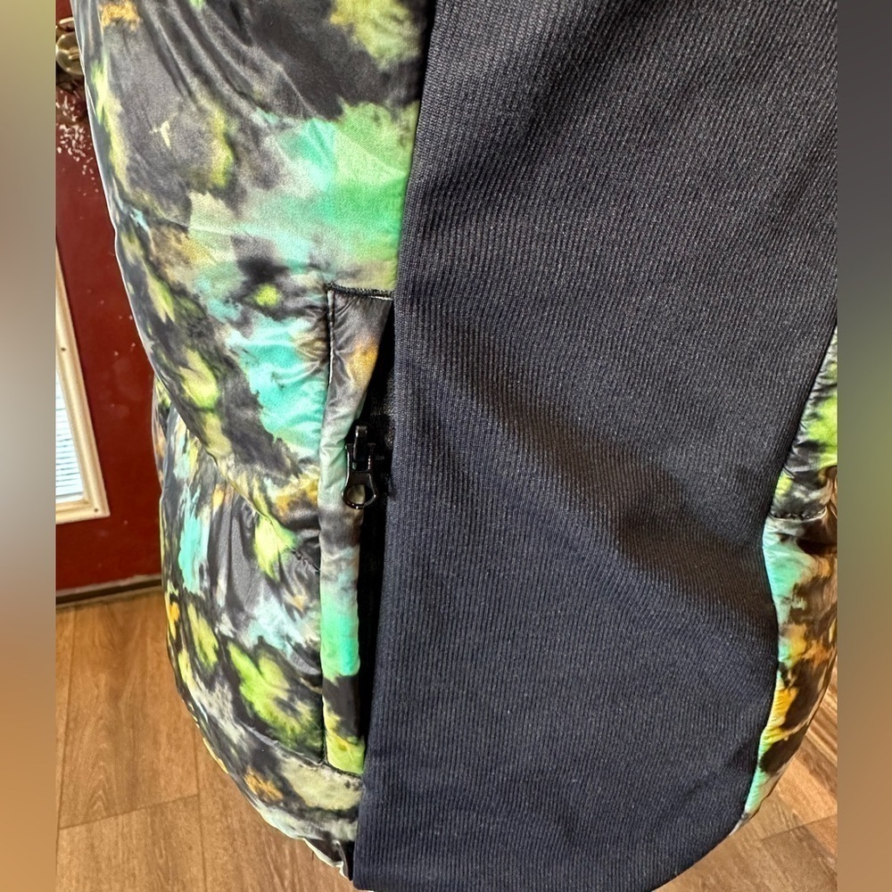 Fabletics Elliot Packable Puff Vest Tie Dye Trip - Picture 2 of 13
